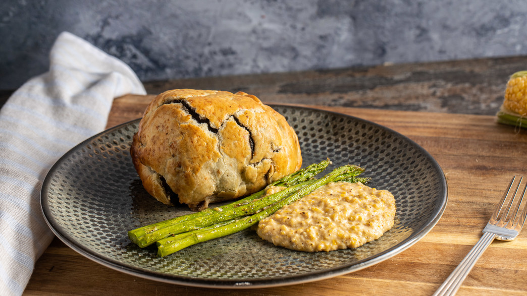 ביף וולינגטון עם פולנטה ואספרגוס - גיא בימקה