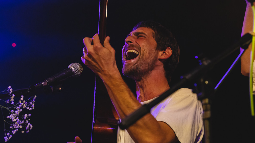 גון בן ארי בהופעה בבארבי, אפריל 2021