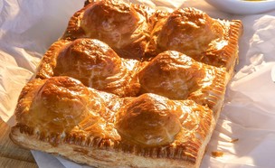 מאפה בצק עלים עם גבינות וארטישוקים (צילום: ישראל אהרוני)