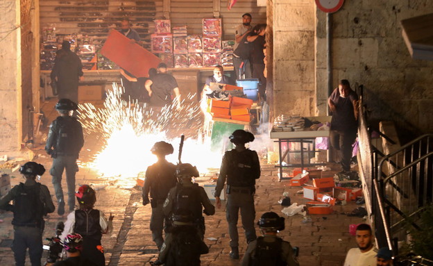 כוחות משטרה במהומות בהר הבית (צילום: רויטרס)