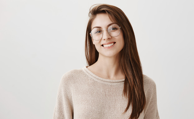 אישה מרכיבה משקפיים (צילום: Cookie Studio, shutterstock)