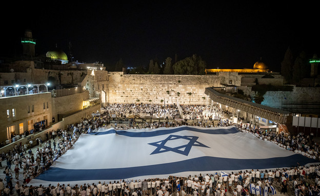 חגיגות יום ירושלים אמש ברחבת הכותל (צילום: יונתן זינדל, פלאש/90 )