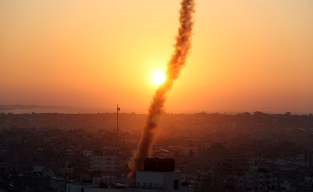 ירי רקטות מעזה (צילום: רויטרס) ירי רקטות מעזה (צילום: רויטרס)