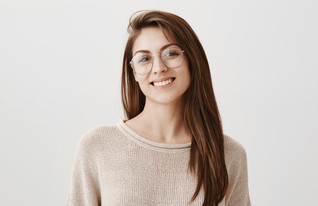 אישה מרכיבה משקפיים (צילום: Cookie Studio, shutterstock)