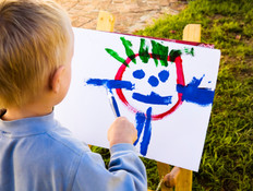 ילד מצייר ציור עם מכחול מצולם מגבו (צילום: RapidEye, Istock)