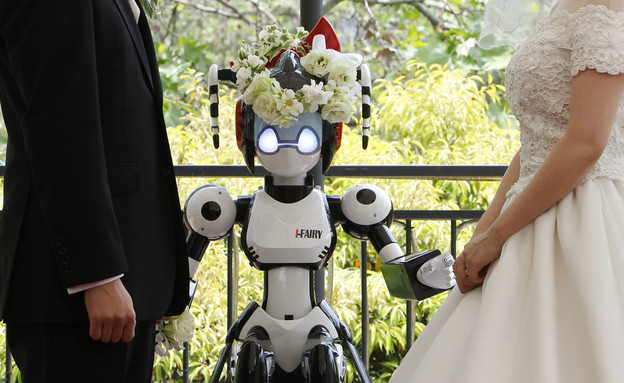 רובוטית בחתונה  (צילום: רויטרס)