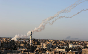 שיגור רקטה מרצועת עזה לעבר ישראל (צילום: רחים קטיב, פלאש/90 )