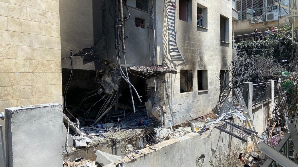 הדירה שנפגעה בגבעתיים, הבוקר