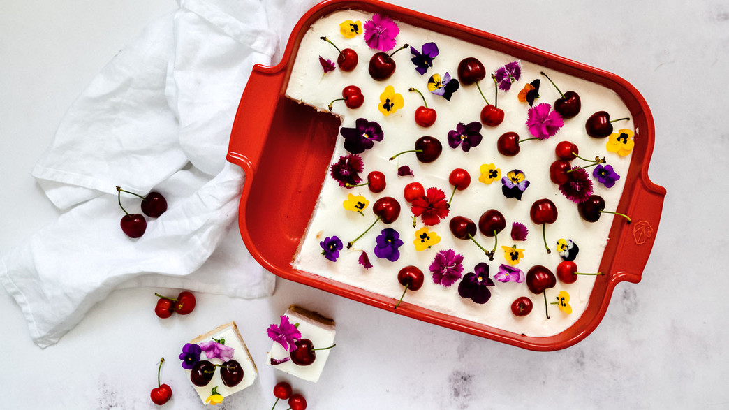 עוגת וניל קוקוס עם קרם גבינה ופירות