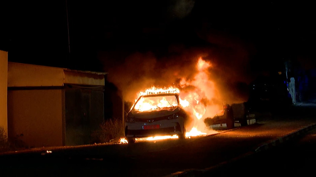 ניידת משטרה הוצתה בלוד ניידת משטרה הוצתה בלוד
