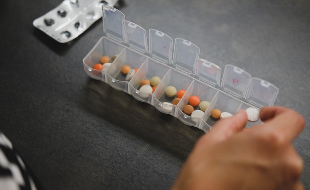 כלי לתרופות לפי ימים (צילום: laurynas-mereckas, unsplash)