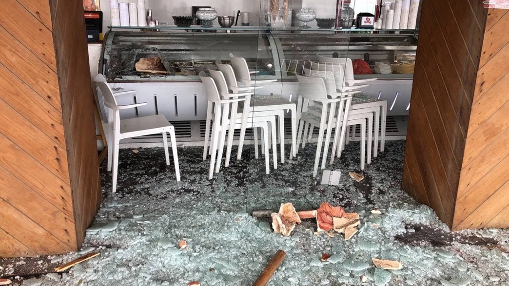 ההרס בגלידרייה שנהרסה במהלך ההתפרעויות בבת ים