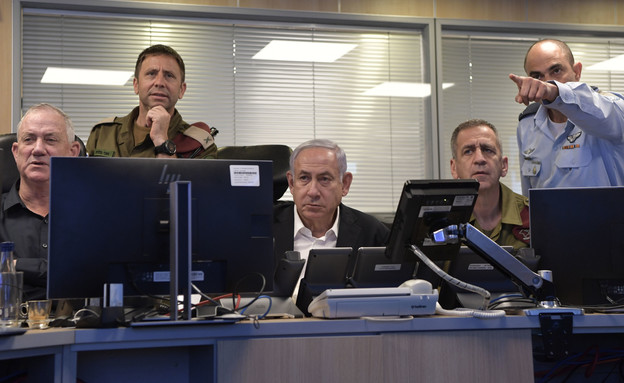 בנימין נתניהו, בני גנץ ורא"ל אביב כוכבי בבור בקריה (צילום: קובי גדעון , לע"מ) בנימין נתניהו, בני גנץ ורא"ל אביב כוכבי בבור בקריה (צילום: קובי גדעון , לע"מ)