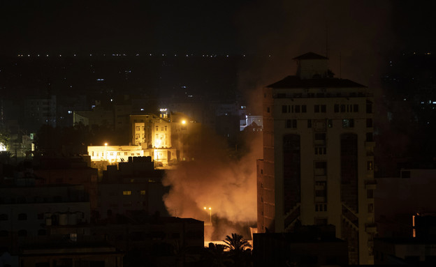 תקיפה אווירית ישראלית בעזה (צילום: AP)