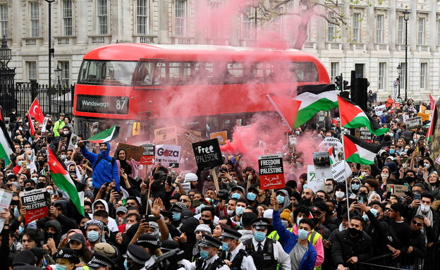  פרו - פלסטינים בלונדון  (צילום: רויטרס)