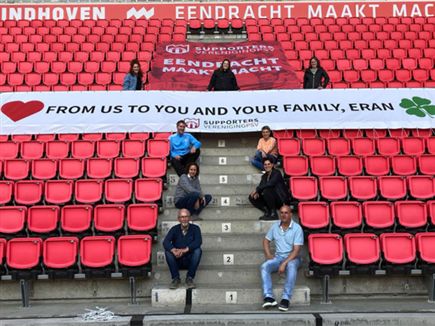 שלטים בכל רחבי האצטדיון 