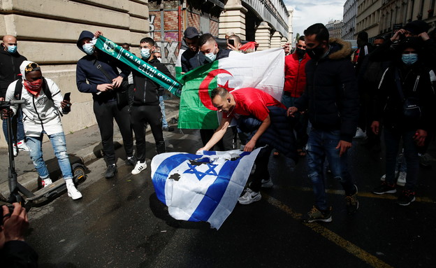 מפגינים בצרפת נגד ישראל בעקבות המבצע בעזה (צילום: רויטרס)