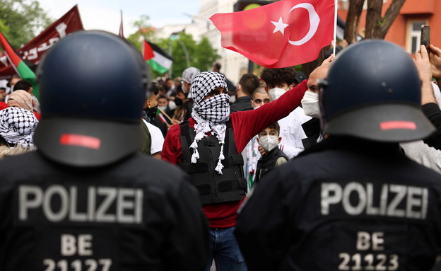 מפגינים בגרמניה נגד ישראל בעקבות המבצע בעזה (צילום: רויטרס)