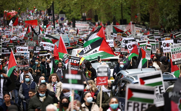 מפגינים בלונדון נגד ישראל בעקבות המבצע בעזה (צילום: רויטרס)