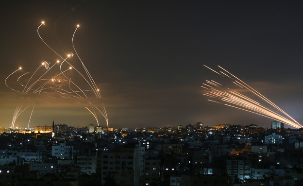 ירי מעזה (מימין) מול יירוט כיפת ברזל (משמאל) (צילום: anas baba, AFP)