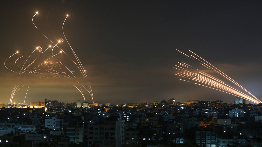 ירי מעזה (מימין) מול יירוט כיפת ברזל (משמאל) (צילום: anas baba, AFP)