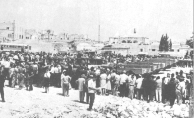 הלוויה לחללי הרובע היהודי עם העברתם להר הזיתים, 1967 (צילום: הספר 