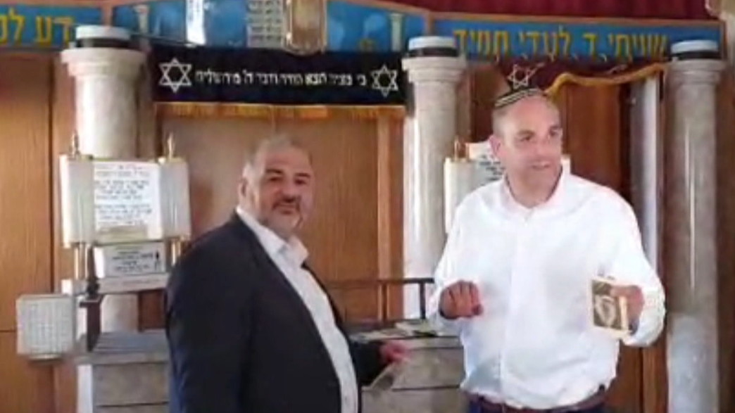 מנסור עבאס ויאיר רביבו בבית כנסת בלוד מנסור עבאס ויאיר רביבו בבית כנסת בלוד