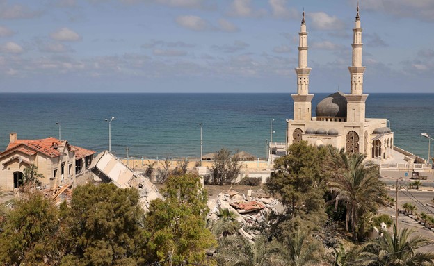 הוילה של אל חאלדי לפני ואחרי הפצצת צה"ל (צילום: MOHAMMED ABED, AFP)