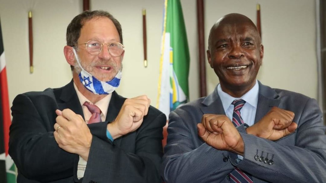 יוסף אברמוביץ' עם Prof. Kivutha Kibwana יוסף אברמוביץ' עם Prof. Kivutha Kibwana