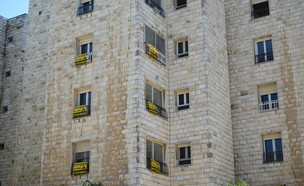 שלטים של דירות למכירה - בנין רחוב אצ"ל 13 ירושלים (צילום: איל יצהר, גלובס)