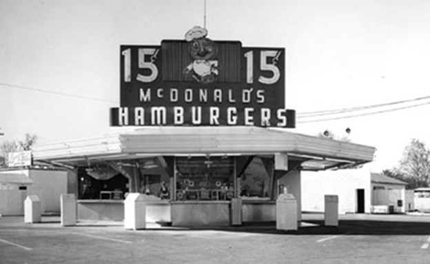 מסעדת המקדונלד'ס המקורית בסן ברנרדינו, קליפורניה (צילום: מוזיאון מקדונלדס, פייסבוק. צילום: שימוש לפי סעיף 27א' לחוק זכויות יוצרים)