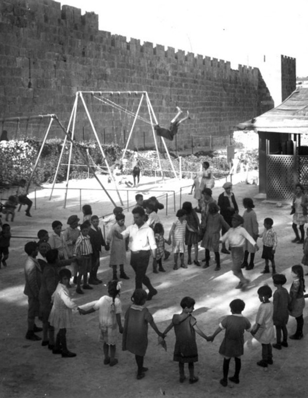 מגרש משחקים, הר ציון א', העיר העתיקה, ירושלים (צילום: מאוסף הדסה רוטשילד)