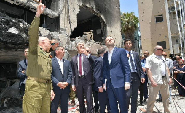 שר החוץ גבי אשכנזי ושגרירים בבית שנפגע מרקטה בפתח תקווה (צילום: משרד החוץ)
