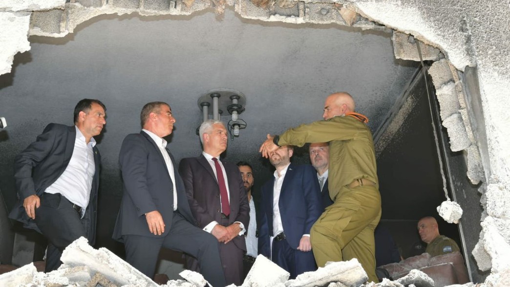 שר החוץ גבי אשכנזי ושגרירים בבית שנפגע מרקטה בפתח תקווה שר החוץ גבי אשכנזי ושגרירים בבית שנפגע מרקטה בפתח תקווה