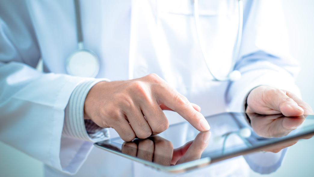 רופאה משוחחת בצ'אט עם מטופל רופאה משוחחת בצ'אט עם מטופל