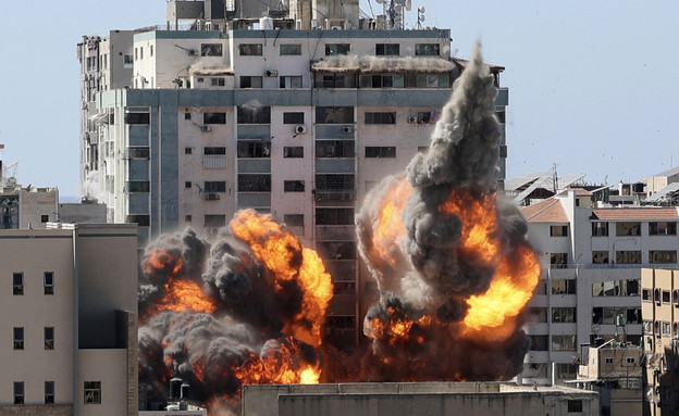 הפצצה בניין התקשורת בעזה‎ (צילום: AP)