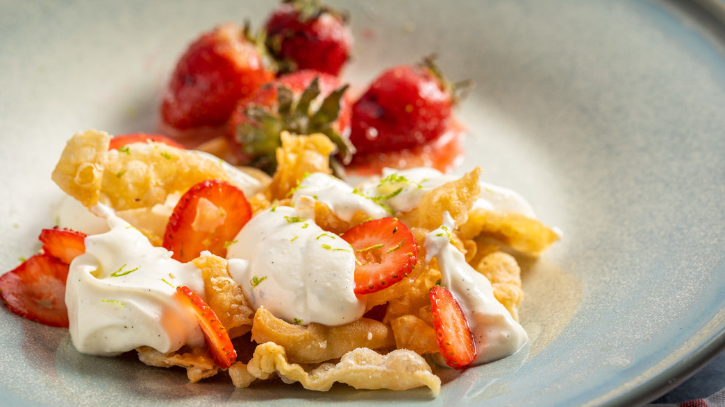 קינוח גבינה ותותים - עדי ויינברג