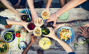 ארוחה עם אורחים (צילום: Rawpixel.com, ShutterStock)