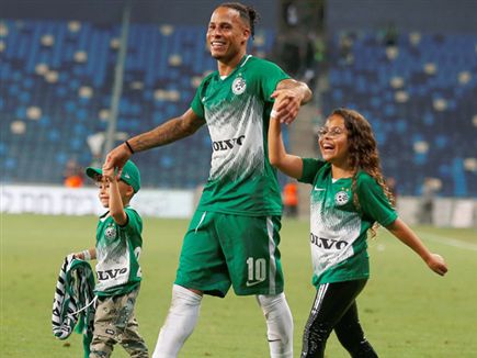 צ'ארון שרי חוגג בסיום. משחק נהדר להולנדי/סורינאמי של חיפה, שהוסיף גם בישול פנטסטי (אלן שיבר)