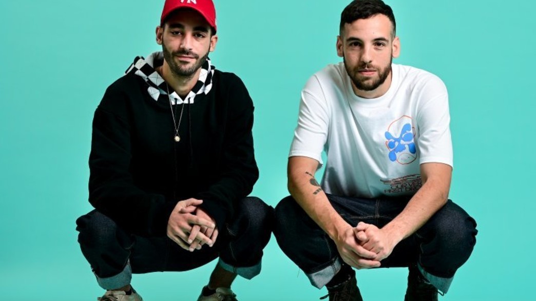 אמיר ובן עם רוני דלומי - ספסלים