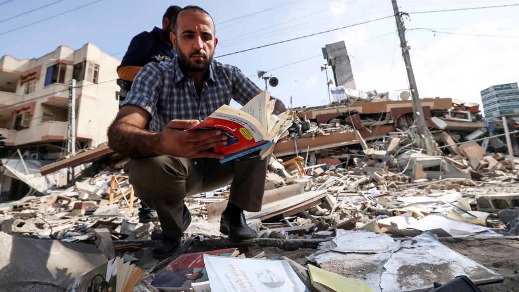 חנות הספרים העזתית שנהרסה (צילום: Mahmud Hams / AFP, Getty images)