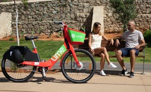 אופניים חשמליים שיתופיים של חברת lime (צילום: גל ליבר,  יח"צ)