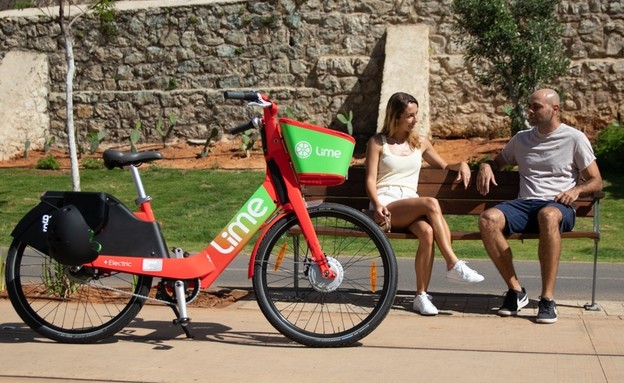 אופניים חשמליים שיתופיים של חברת lime (צילום: גל ליבר,  יח