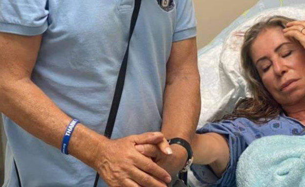 עדה אשרת בבית החולים אחרי שהותקפה מתחת לביתה בתל אביב (צילום: איכילוב)