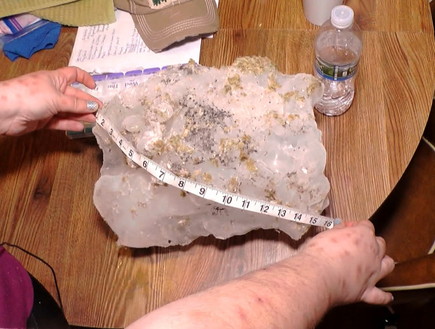 אירוע חריג: גוש קרח ענק נפל מהשמיים ונחת בחדר השינה