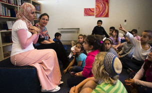מורות ותלמידים בבית הספר הדו לשוני בירושלים (צילום: רויטרס)