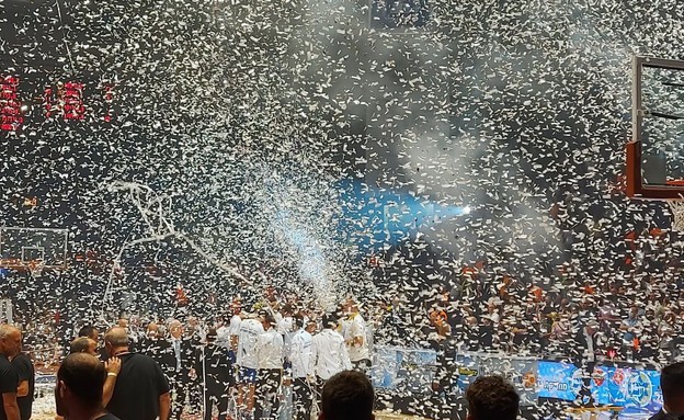 הניצחון של מכבי תל אביב. רגע הנפת גביע המדינה