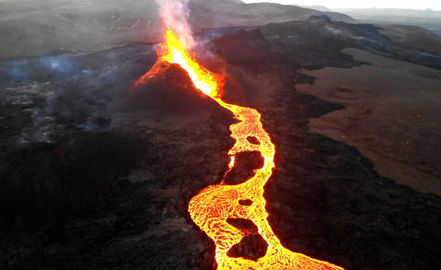 לוע הר הגעש באיסלנד (צילום: חדשות 12)