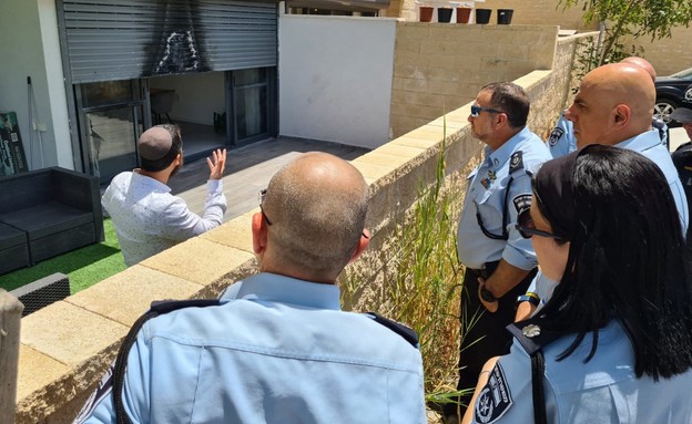 מפכ"ל המשטרה בזירת השלכת בקבוק התבערה לעבר בית בעיר לוד. (צילום: דוברות המשטרה)