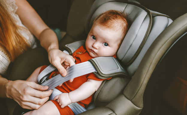 אמא חוגרת תינוק במושב בטיחות במכונית (אילוסטרציה: everst, shutterstock)